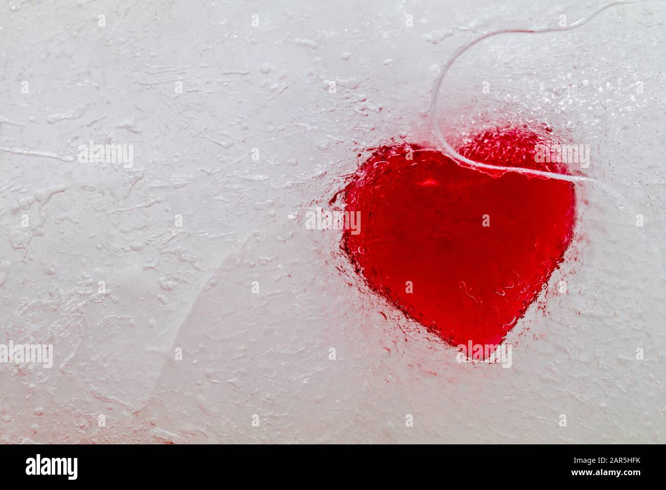 Abstraktes tiefgefrorenes Herz im Eiskonzept von Herzbruch keine Liebe Stockfoto