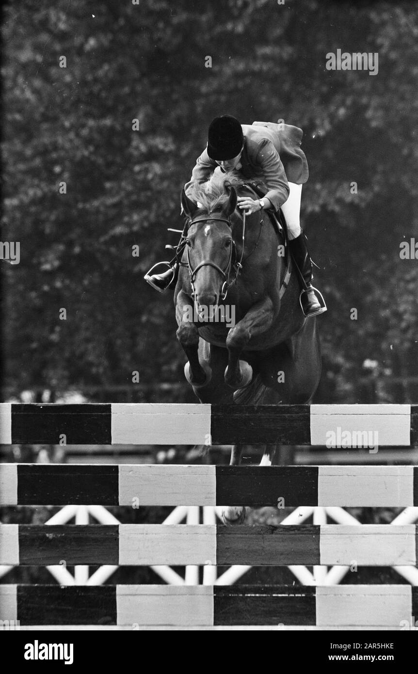 CHJO 1968 Rotterdam-Jockey M. Gockel mit seinem Pferd springt über ein Hindernis Anmerkung: Marginals Negativstreifen: NR. 2 - mej. K. Kusner; NR. 3 - F. Jouy; NR. 4 - N. Pessoa Datum: 28. August 1968 Ort: Rotterdam, Zuid-Holland Stichwörter: Concours hippique persönlicher Name: Gockel, M. Stockfoto