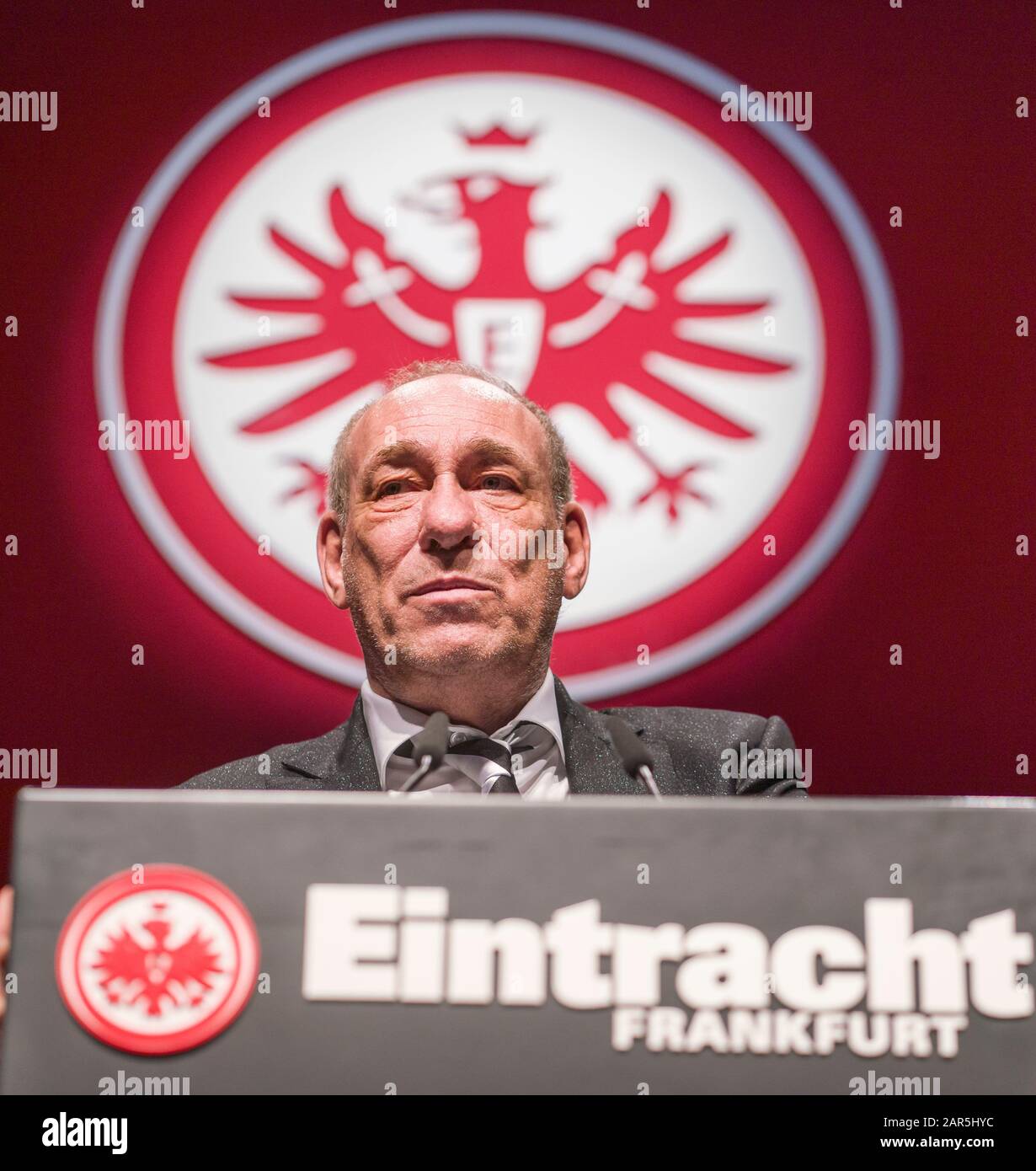 Frankfurt, Deutschland. Januar 2020. Präsident Peter Fischer spricht auf der Hauptversammlung von Eintracht Frankfurt. Der Verein will seinem früheren präsidenten Rudolf Gramlich (von 1955 bis 1970) posthum wegen seiner NS-Vergangenheit seine Ehrenpräsidentschaft entziehen. Foto: Frank Rumpenhorst / dpa Credit: Dpa Picture-Alliance / Alamy Live News Stockfoto