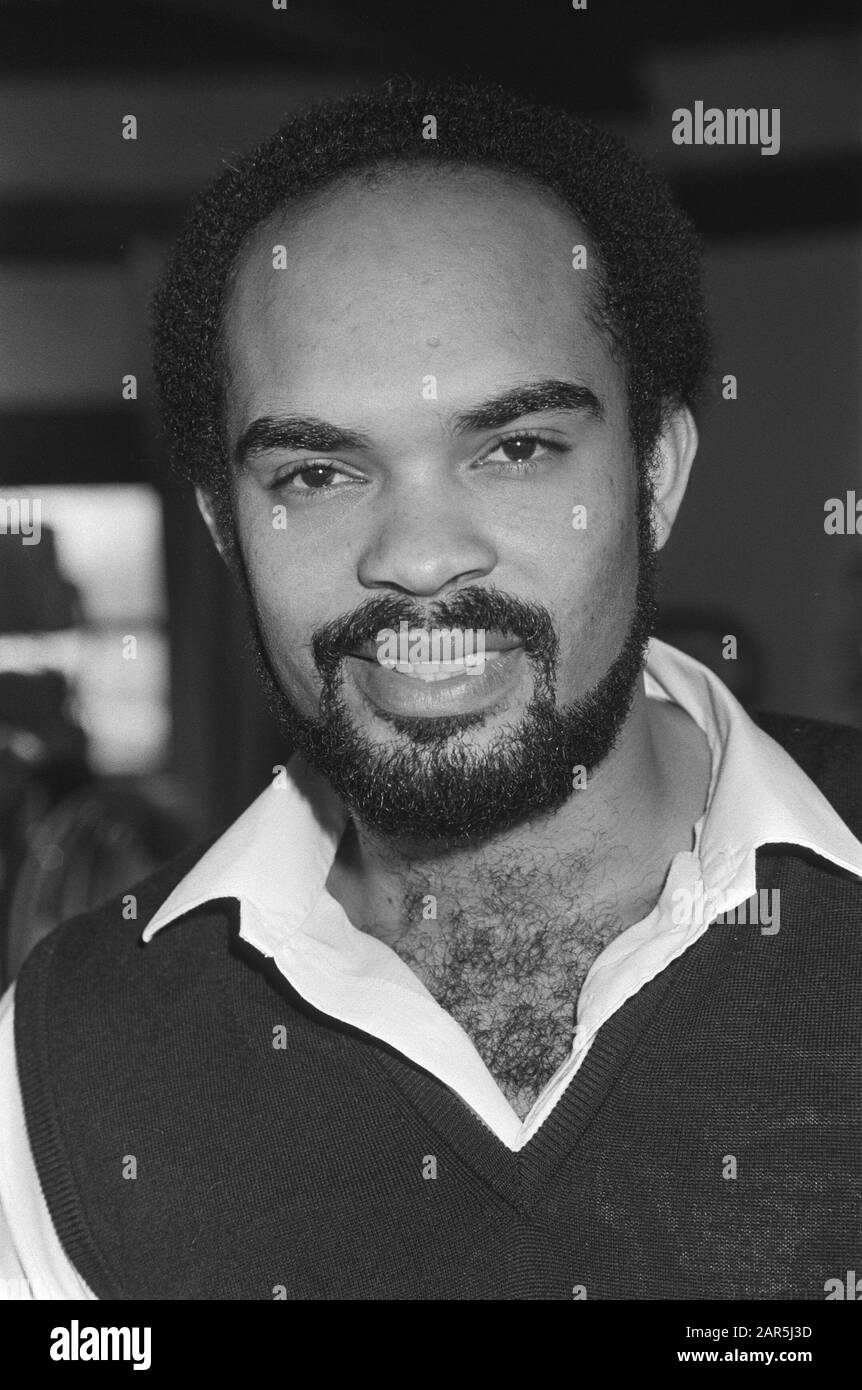 Preise Schubkarre und Conamus Exportpreis während der Radiosendung Open House John King Lobo Anmerkung: Calypsosinger Lobo. Hatte 1981 einen Hit mit dem Lied Caribbean Disco Show Date: 31. Dezember 1981 Ort: Loosdrecht Keywords: Musik, Auszeichnungen, Radiosendungen persönlicher Name: Lobo Stockfoto