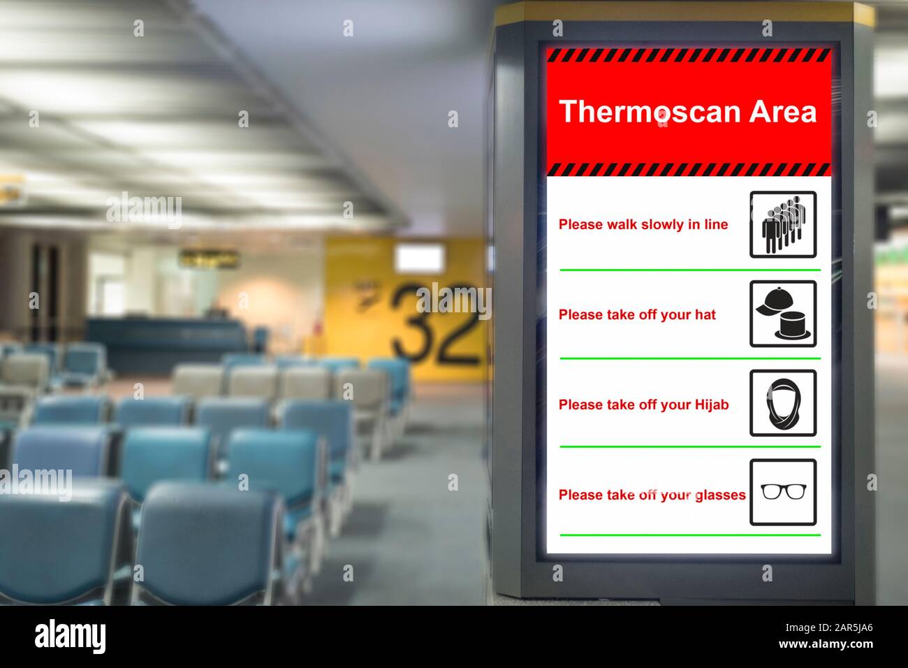 Gesundheitskontrolle: Schild des ThermoScan Bereichs am Flughafen für die Situation bei der Ausbruchskontrolle bei Passagieren, die von Beamten des öffentlichen Gesundheitswesens am Terminal ankommen Stockfoto