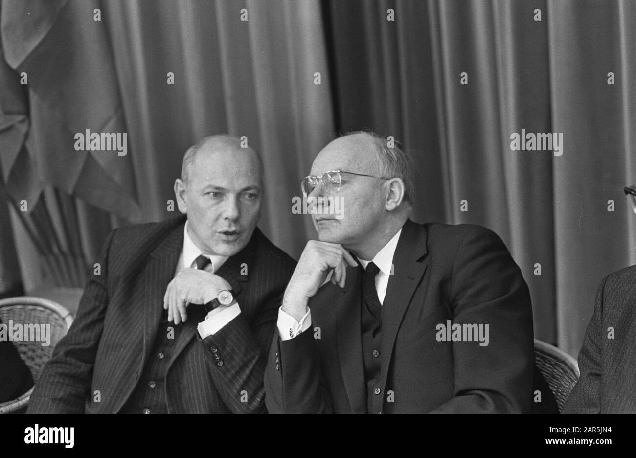 Außergewöhnlicher Kongress PvdA in Rotterdam Joop den Uyl und Dr. A. (Anne) Vondeling in einem Gespräch Anmerkung: Marginaler Negativstreifen: NR. 21 und 22 Joop den Uyl und Anne Vondeling. NR. 25 J.G. (Ko) Suurhoff Datum: 11. November 1966 Ort: Rotterdam, Zuid-Holland Schlüsselwörter: Konferenzen, Porträts Personenname: Uyl, Joop den, Vondeling, Anne Stockfoto