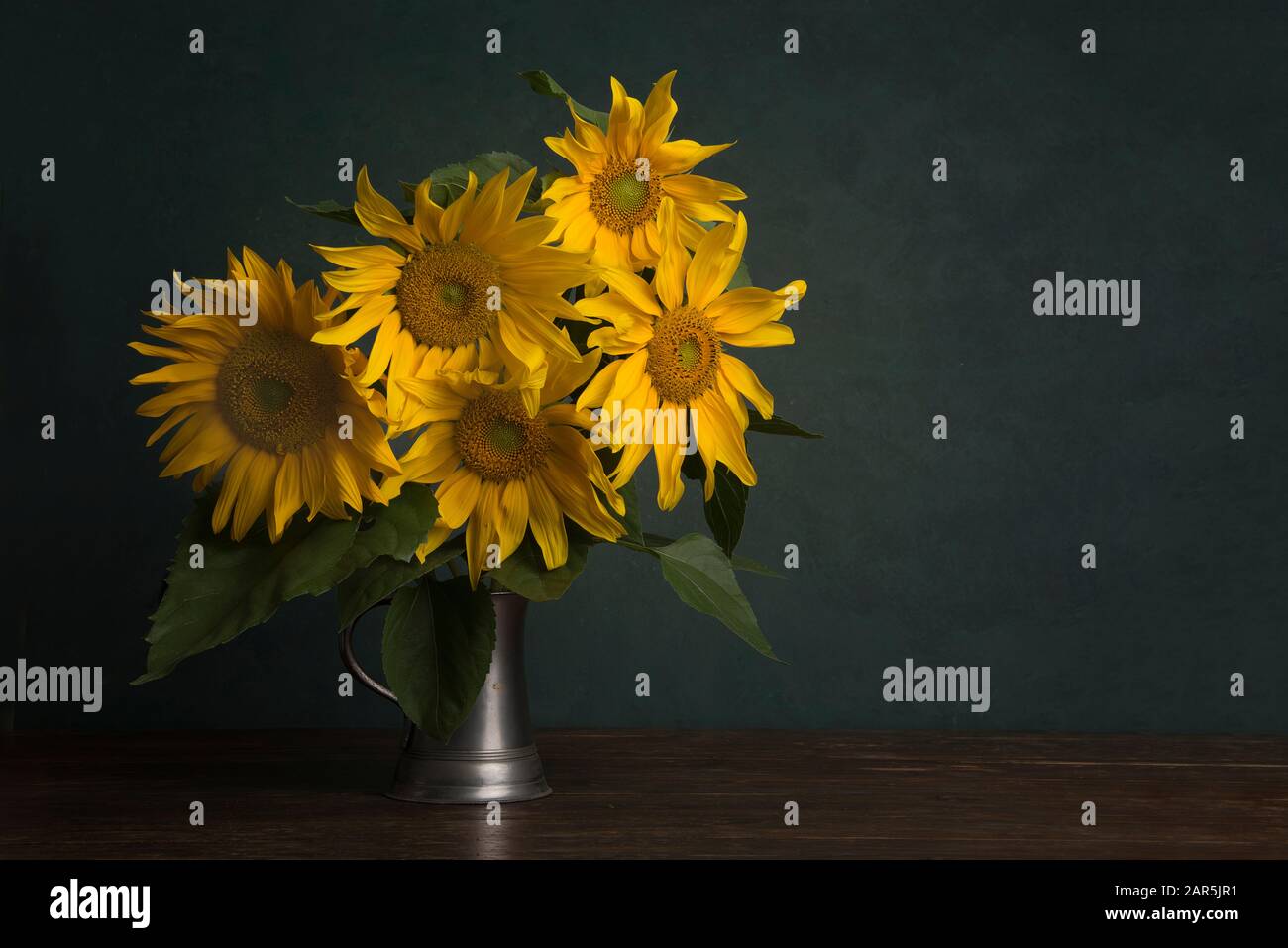 Blumenstrauß mit Sonnenblumen in einem klassischen Kunstbild Stockfoto