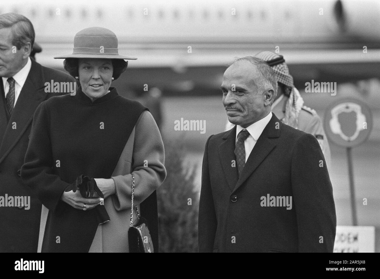 Der jordanische König Hussein und seine Frau kamen zur Arbeitsvisite auf der Ypenburg Air Base an Datum: 1. Oktober 1984 Schlüsselwörter: Ankünfte, Könige persönlicher Name: Beatrix, Prinzessin, Hussein Stockfoto