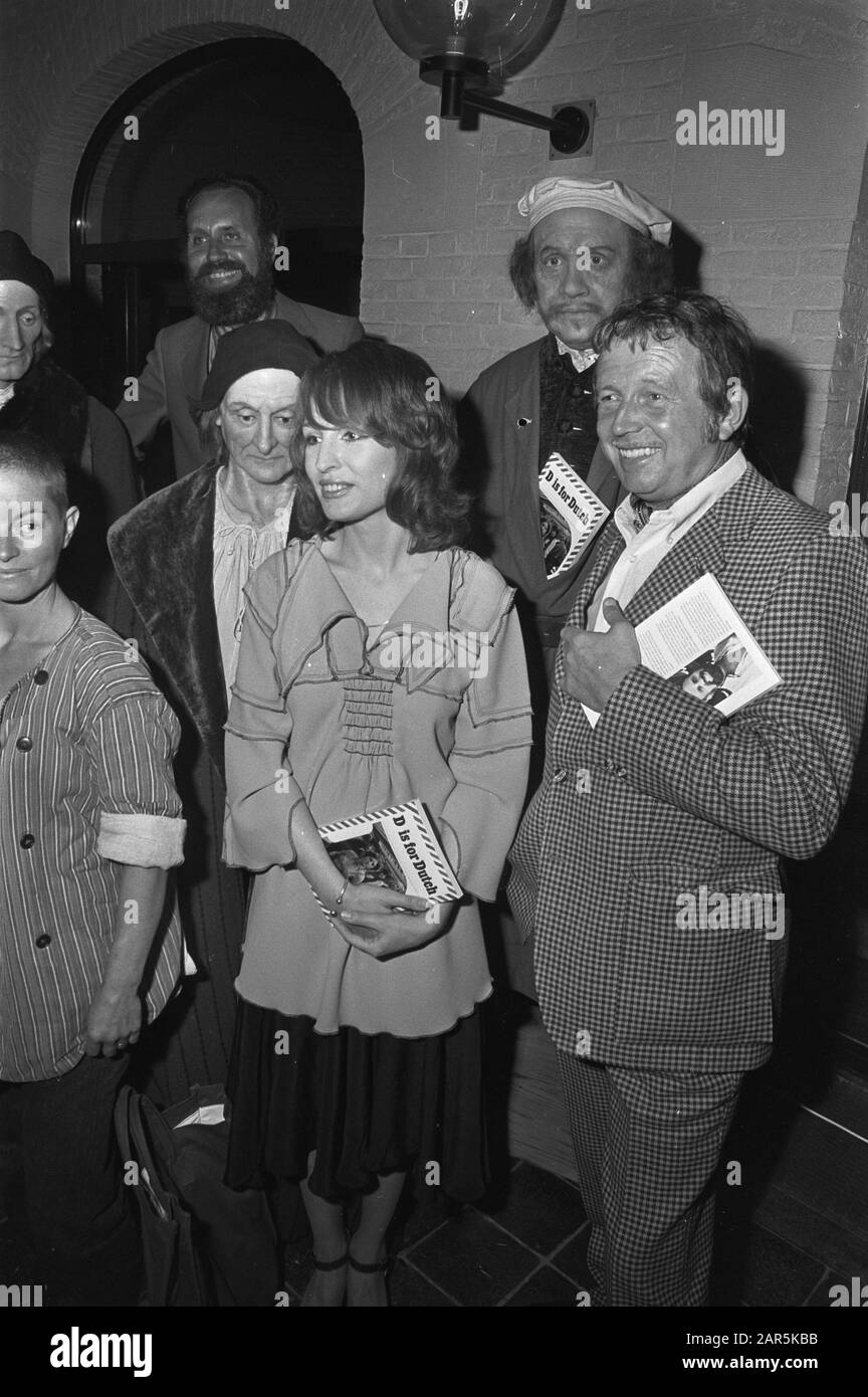 Präsentation des Buches D ist für Holländer - Ein Insider Holland von Jules B. Farber in Madame Tussauds Amsterdam, Jules Farber (l oben), Liesbeth List (m vorher) und Show Hermans (r) Pose bei Wachsbildern Datum: 24. Mai 1972 Ort: Amsterdam, Noord-Holland Schlüsselwörter: Schauspieler, Comedians, Öffentlichkeitsarbeit, Schriftsteller, Wachsbilder, Sänger Personenname: Farber, Jules, Hermans, Show, List, Liesbeth Stockfoto