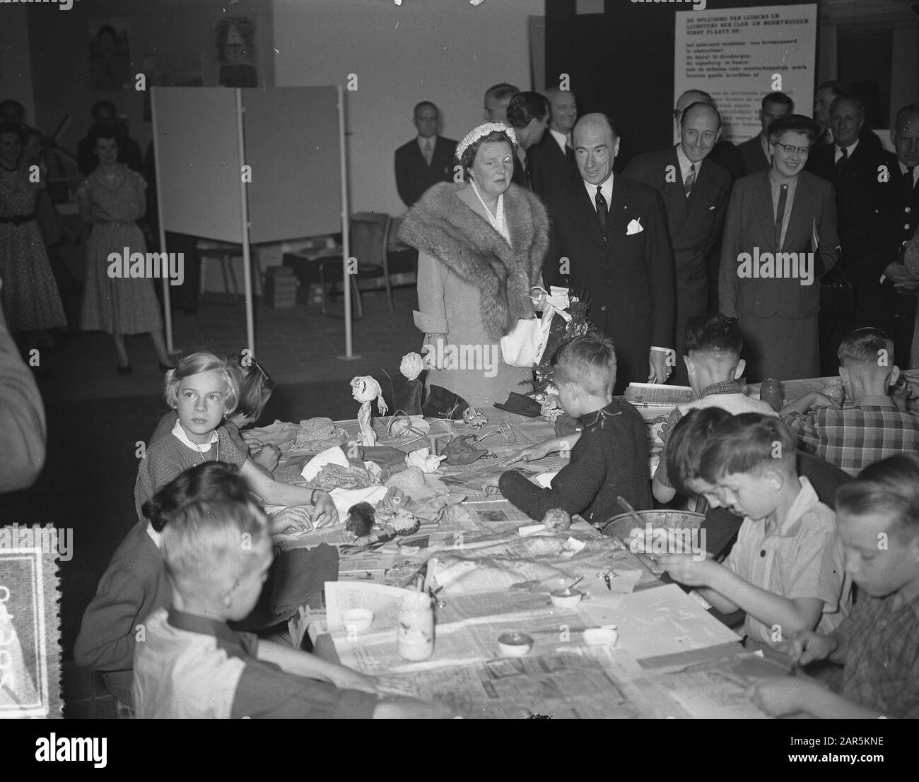 Königin Juliana besucht ein soziales Kulturzentrum in Rotterdam Datum: 31. Mai 1954 Ort: Rotterdam, Süd-Holland Schlüsselwörter: Königin Personenname: Juliana, Königin Stockfoto