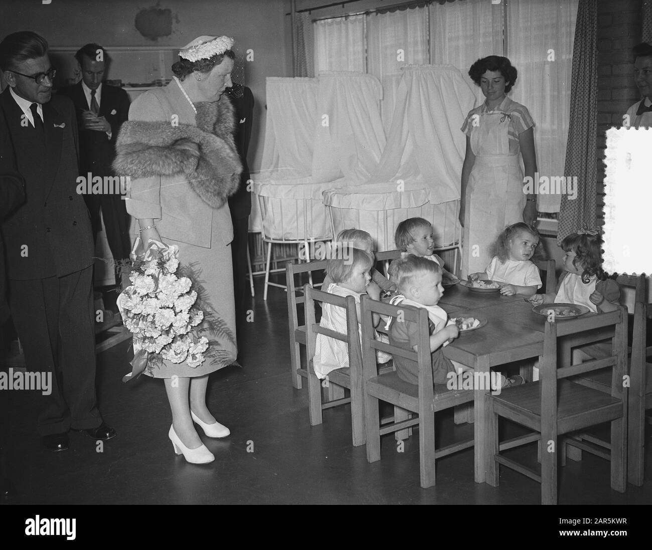 Königin Juliana besucht ein soziales Kulturzentrum in Rotterdam Datum: 31. Mai 1954 Ort: Rotterdam, Süd-Holland Schlüsselwörter: Königin Personenname: Juliana, Königin Stockfoto