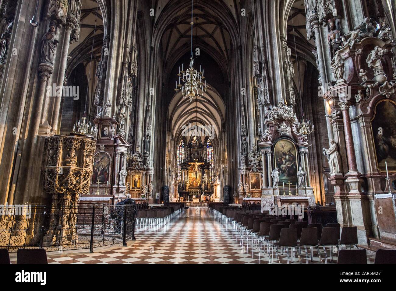Schöner Blick in die Kirche mit religiösen Ikonen in den Mauern in Wien, Österreich Stockfoto
