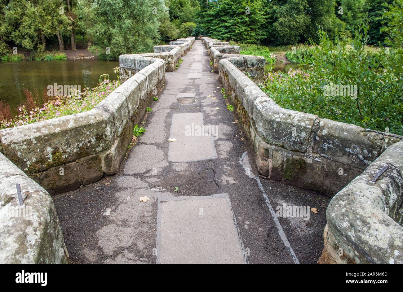 Essex Bridge, eine in der Kategorie 1 Aufgeführte Packhorse Bridge, die sich in unmittelbarer Nähe der Shugborough Hall befindet und über den He River führt Stockfoto