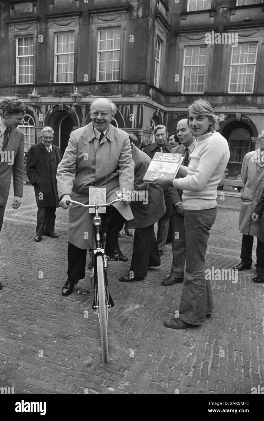 Kammervorsitzender Vondeling auf dem Rad mit neuem Fahrradatlas am Binnenhof Datum: 28. Oktober 1975 Standort: Den Haag, Zuid-Holland Schlüsselwörter: Kammervorsitzende, Atlanten, Fahrradname: Vondeling, Anne Stockfoto