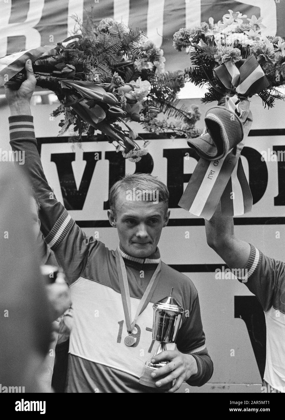 Meisterschaft der Niederlande Radeln 1971, Radeln, Apeldoorn; Wildeboer mit Blumen Datum: 31. Januar 1971 Schlagwörter: CHAMPIONSHIELS, RADSPORT Stockfoto