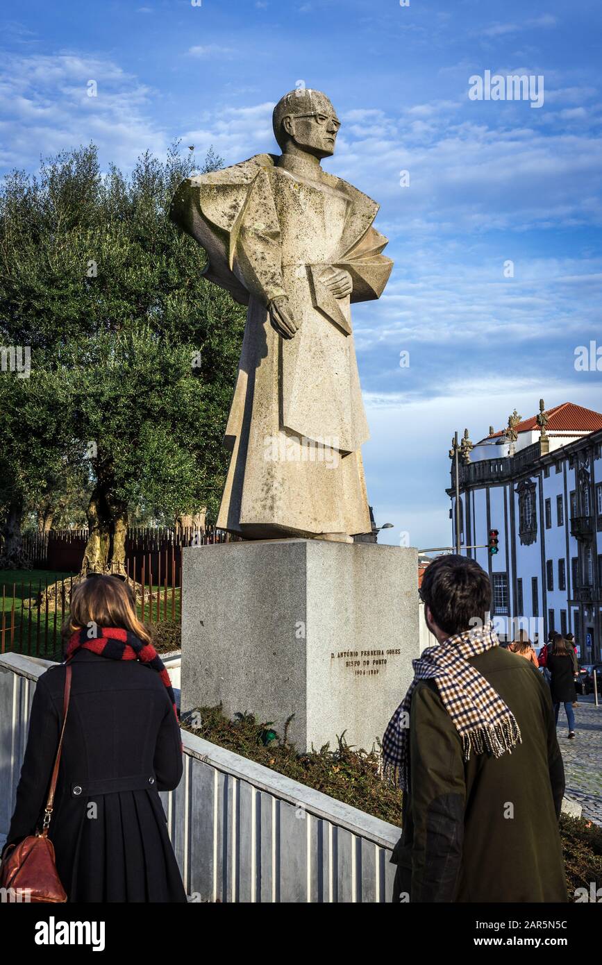 Statue des portugiesischen Bischof Antonio Ferreira Gomes in Vitoria Zivilgemeinde Porto Stadt auf der iberischen Halbinsel, zweitgrößte Stadt in Portugal Stockfoto