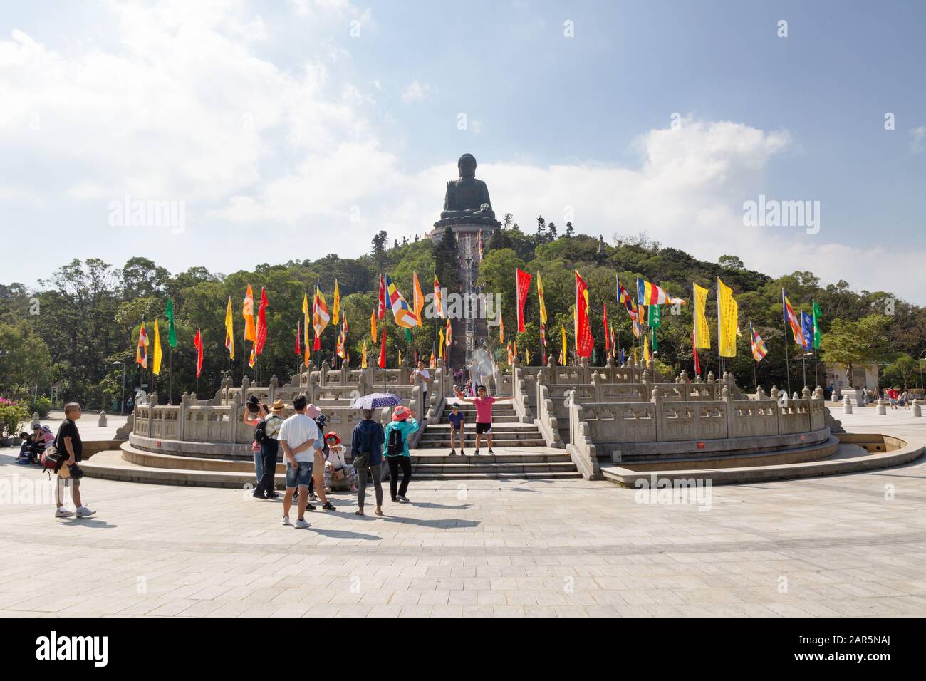 Hong Kong Tourismus - Touristen im großen Lantau Buddha oder Tian Tan Sitzing buddha Statue, Ngong Ping, Lantau Insel, Hong Kong Asien Stockfoto