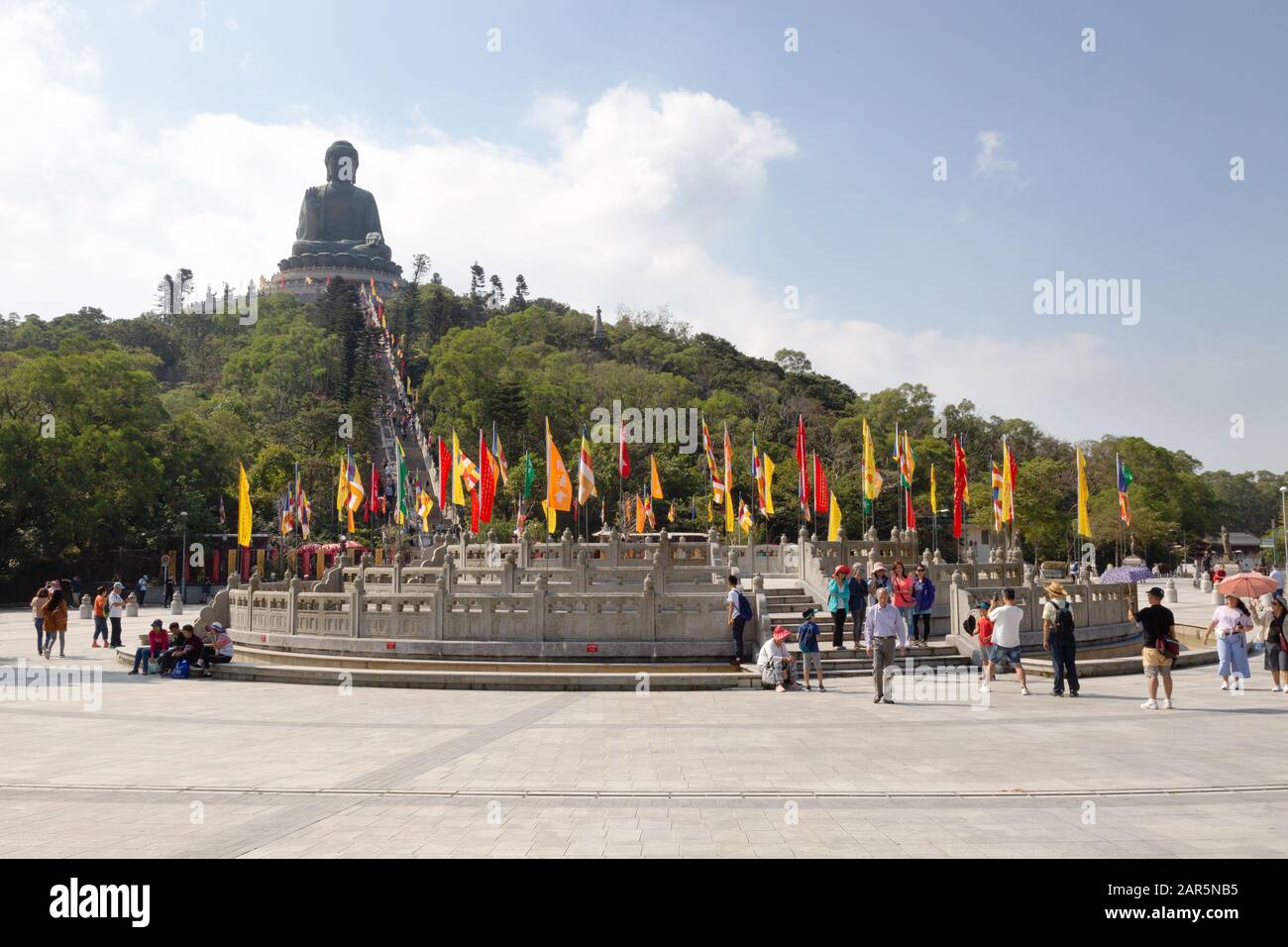 Asientourismus - Touristen im großen Lantau Buddha oder Tian Tan Sitzing buddha Statue, Ngong Ping, Lantau Island, Hong Kong Asia Stockfoto