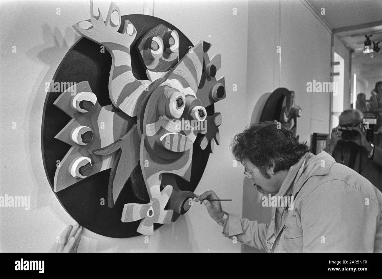 Karel Appel schreibt in der Galerie Krikhaar nur Bilder von ihm Datum: 1. Oktober 1977 Schlagwörter: IMAGELIES, GALERIONE Personenname: Appel, Karel Stockfoto