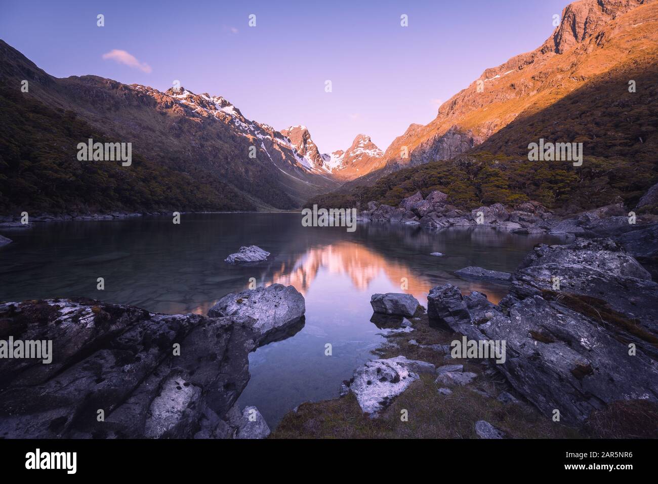 Wunderschöne Landschaft des Lake Mackenzie und der umliegenden Berge auf dem Routeburn Track. Stockfoto