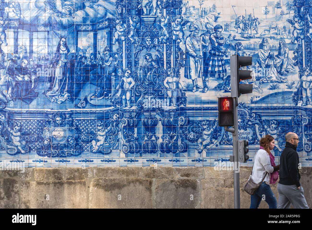 Seitenansicht auf Azulejo-Fliesen-Fassade der Capela Das Almas (auch genannt Capela Das Santa Catarina) - Kapelle von Seelen in Porto in Portugal Stockfoto