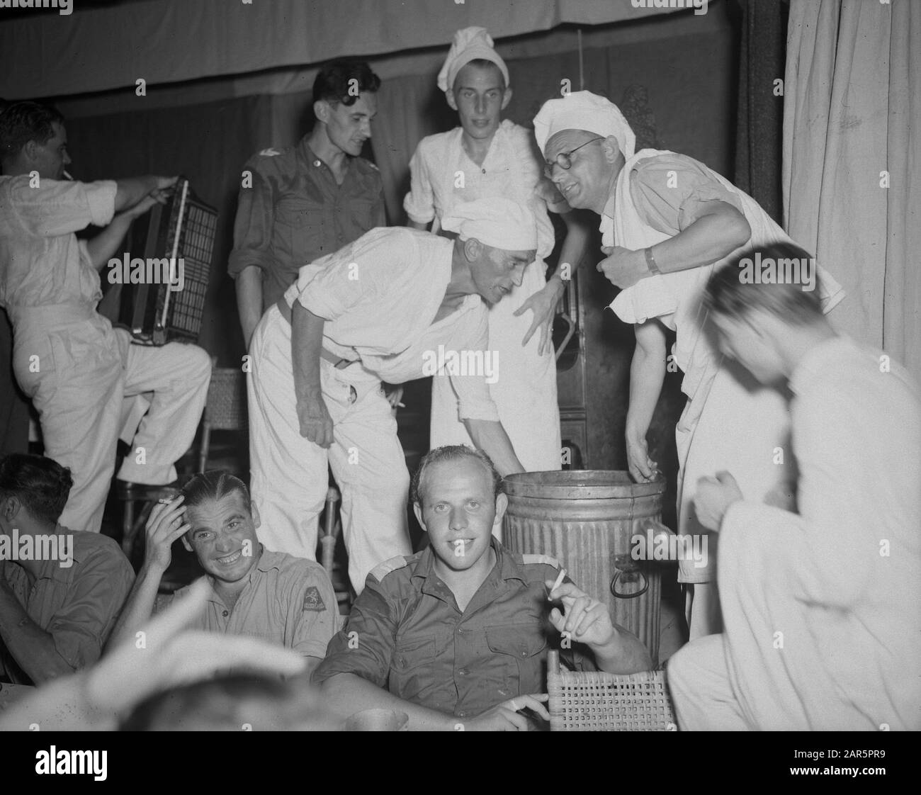 Weihnachtsstimmung im Chaos. Köche teilen Lebensmittel ab Datum: 25. Dezember 1946 Standort: Indonesien, Niederländische Ostindien Stockfoto