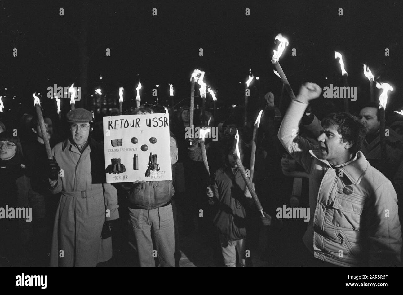 Weihnachtsstimmung am Bau der russischen Handelsmission am Heiligabend durch das Komitee Afghanistan Free. Dem. mit Fackeln Datum: 24. Dezember 1981 Ort: Amsterdam, Noord-Holland Schlagwörter: Demonstranten, Fackeln Stockfoto