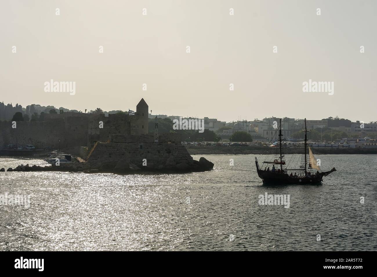 Rhodes, GRIECHENLAND - 25. JUNI 2019: Segelschiff im Hafen von Rhodos bei Sonnenuntergang Stockfoto