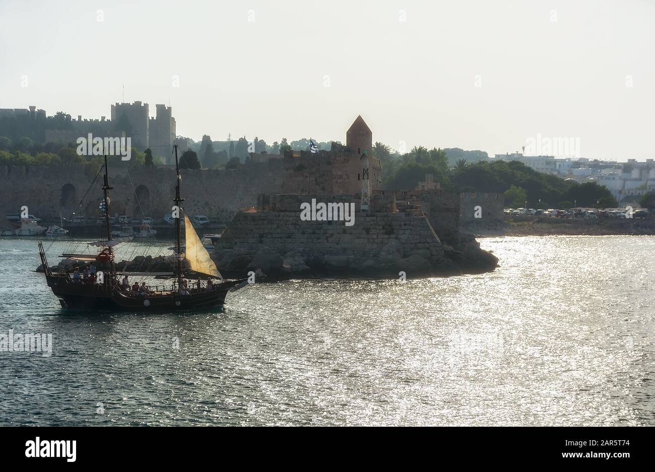 Rhodes, GRIECHENLAND - 25. JUNI 2019: Segelschiff aus der Vintage-Version, das bei Sonnenuntergang in den Hafen von Rhodos eindringt Stockfoto