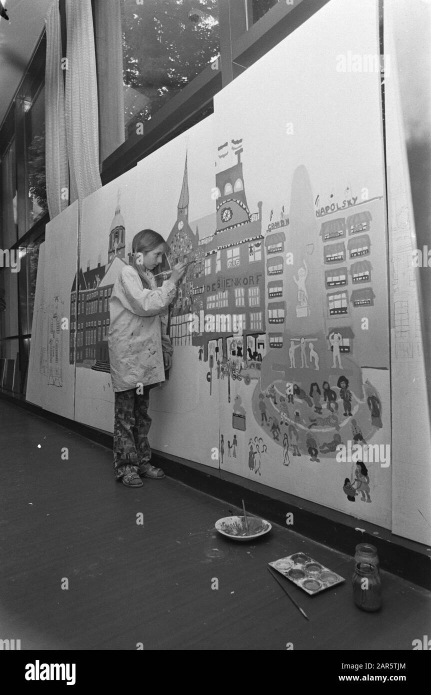 Kinder, die in Van Goghmuseum malen, geleitet von Ursula de Boer, Kinder am Gemälde Datum: 15. Juli 1974 Schlüsselwörter: Kinder, Gemälde Name Der Einrichtung: Rijksmuseum Vincent van Gogh Stockfoto