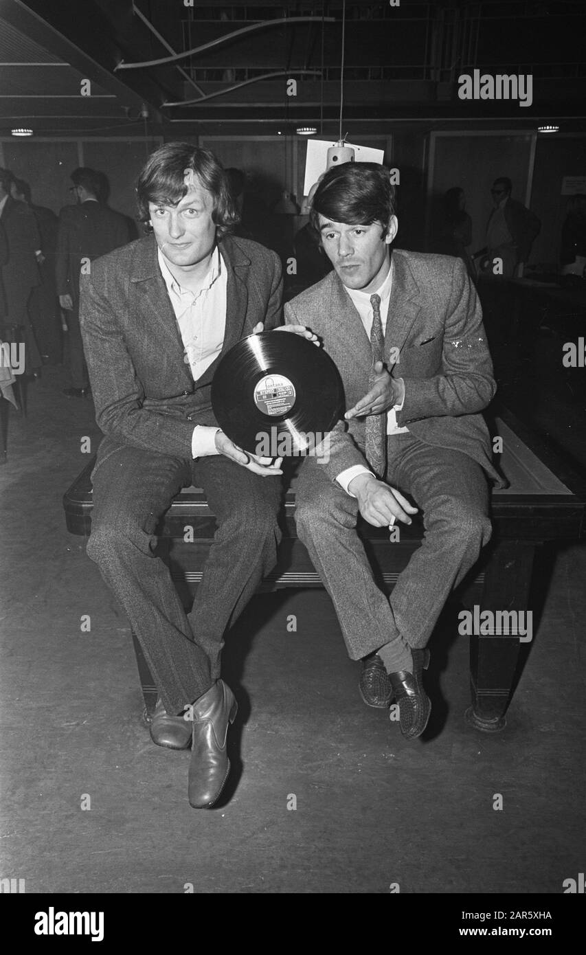 Klisjeemannetjes Wim de BIE und Kees van Kooten (rechts) veröffentlichten neuen LP-Datum: 5. Juni 1968 Personenname: BIE, Wim de, Koos van Stockfoto