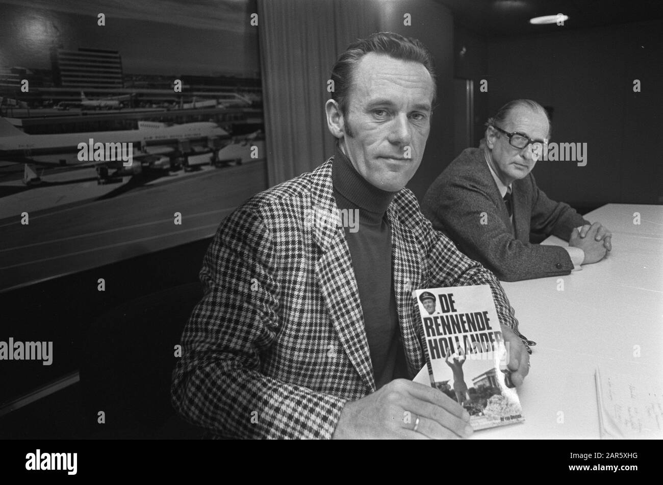 KLM-Kapitän A. van Ommen mit seinem Buch De Rennende Hollander während der Pressekonferenz Datum: 26. Januar 1973 Schlüsselwörter: Bücher, Kapitäne, Pressekonferenzen persönlicher Name: A. van Ommen Stockfoto