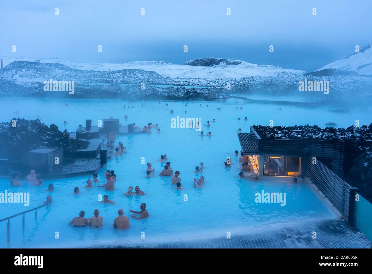 Grindavik, Island - 01.18.2020 : Blaue Lagune neben Reykjavik mit Menschen, die in diesem natürlichen heißen Frühling mit Bar baden. Stockfoto