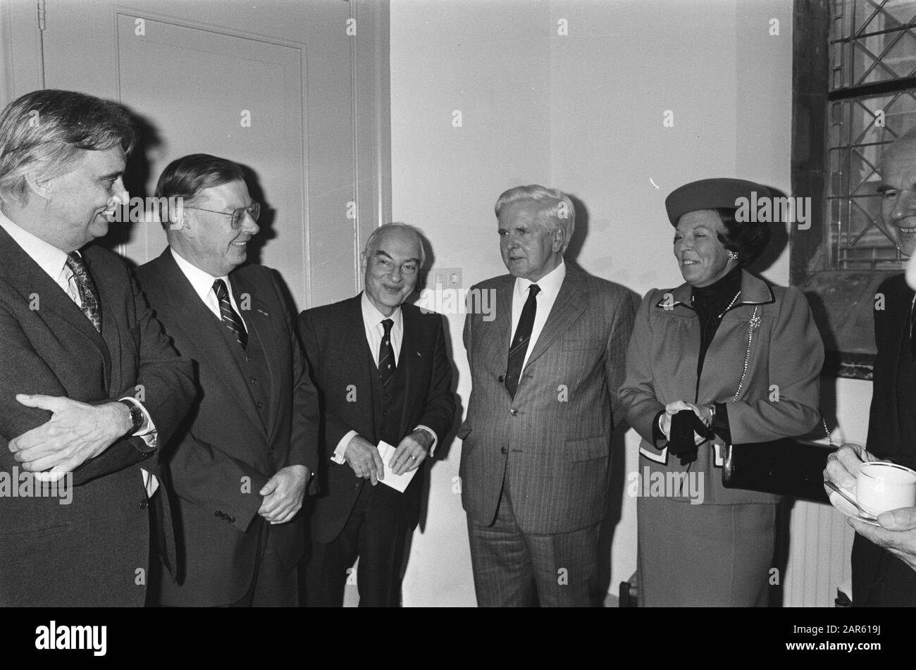 Königin Beatrix an der Gedenkfeier Widerstand der Universität in Leiden Datum: 25. november 1985 Ort: Leiden, Süd-Holland Schlüsselwörter: Gedenkfeiern, Universitäten persönlicher Name: Beatrix, Königin Stockfoto