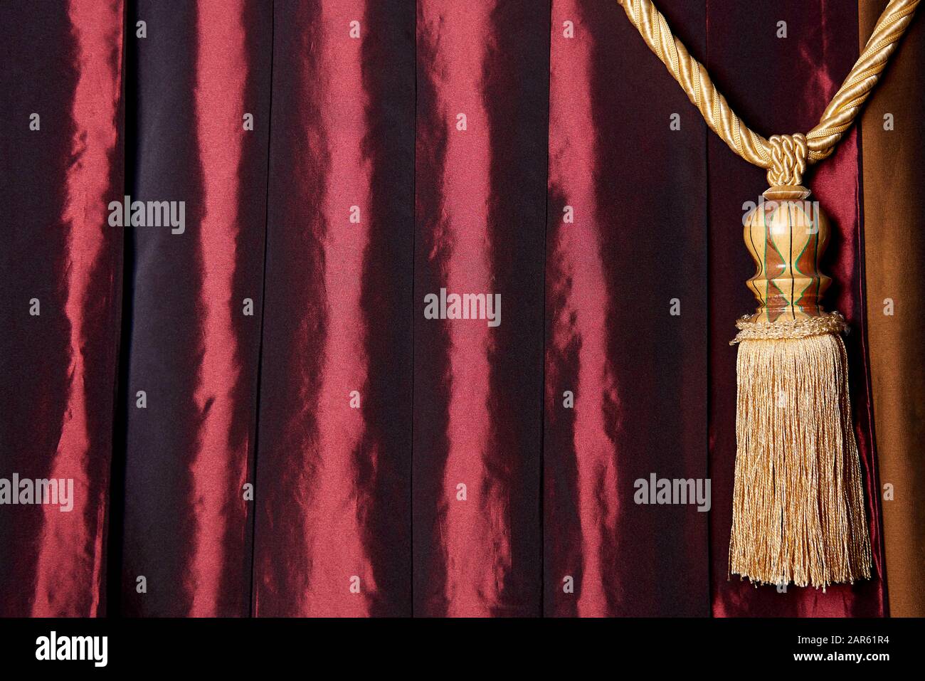 Roter Vorhang mit Quasten in der Nähe Stockfotografie - Alamy