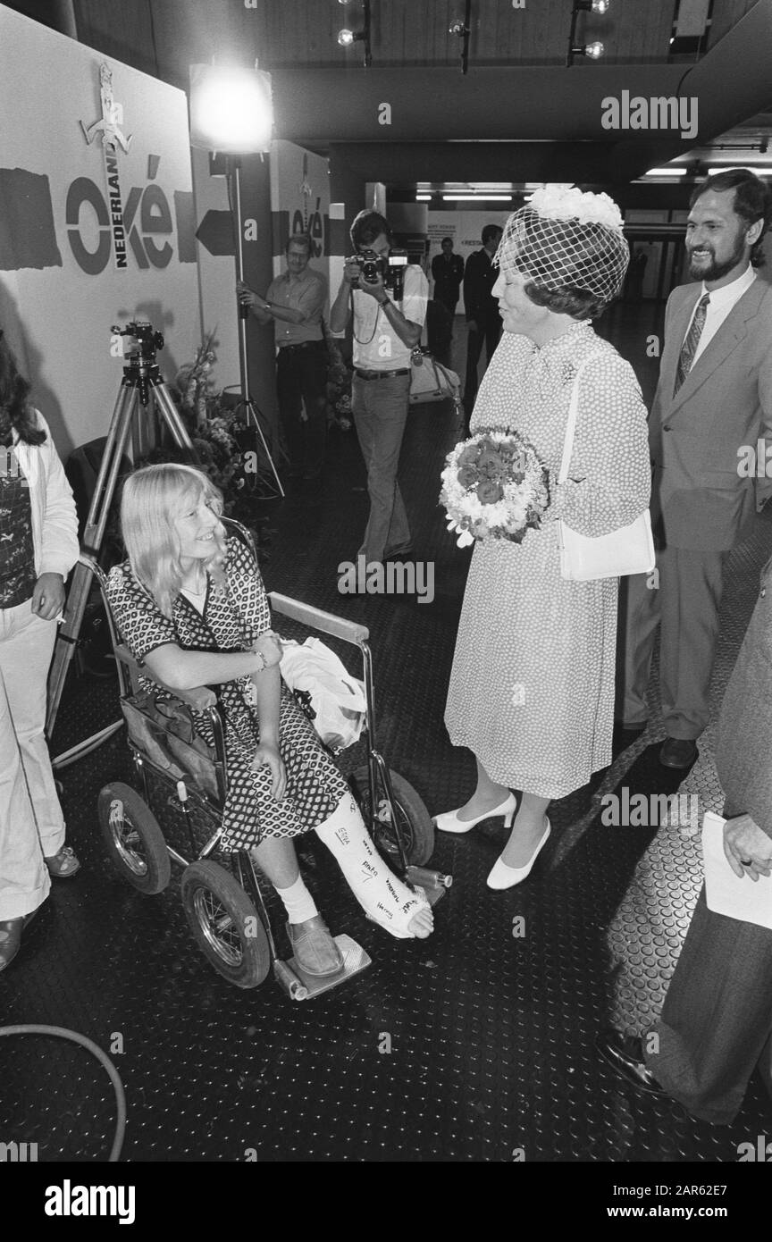 Königin Beatrix eröffnet in der Rotterdamer Ahoy-Halle die holländische Oké-Messe, die im Rahmen der nationalen Gesundheitswoche Königin Beatrix im Gespräch mit einer behinderten Dame im Rollstuhl auf der niederländischen Ok-Messe in den Rotterdam-Ahoyhallen während der nationalen Gesundheitswoche veranstaltet wird Datum: 29. August 1981 Ort: Rotterdam, Zuid-Holland Schlüsselwörter: Messen, Behinderte, behindertengerechte Einrichtungen, Gesundheit, Königinnen persönlicher Name: Beatrix (Königin Niederlande) Stockfoto