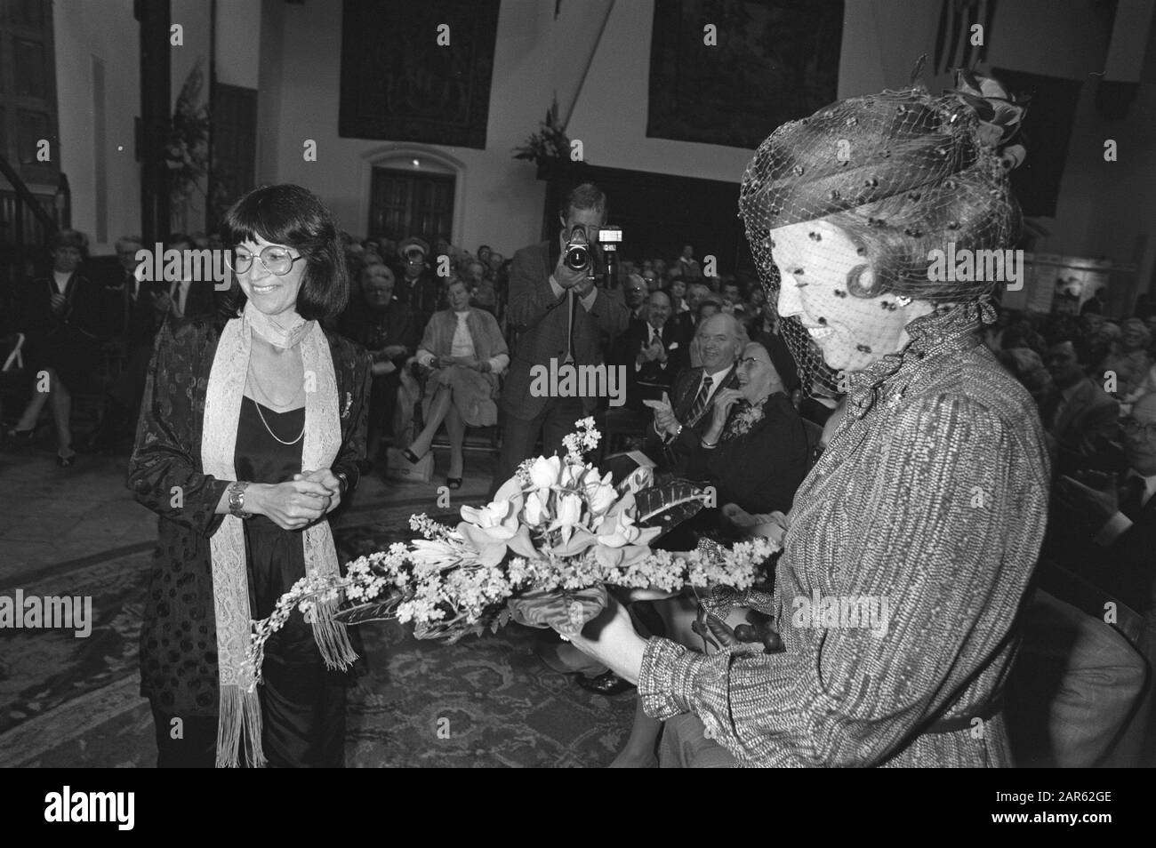 Andenken an den 25-jährigen Princess Beatrix Fund im Ridderzaal in den Haag, an dem Beatrix Königin Beatrix teilnahm, erhält Blumen von Frau E. van Boom-Husken im Namen der Behinderten Datum: 22. September 1981 Ort: Den Haag, Zuid-Holland Schlüsselwörter: Knightzaal, Blumen, Königinnen, Aufnahmezeremonie persönlicher Name: Beatrix, Königin, Boom-Husken, E. van Institutioningsnaam: Prinzessin Beatrix Fonds, Ritter-Hall Stockfoto