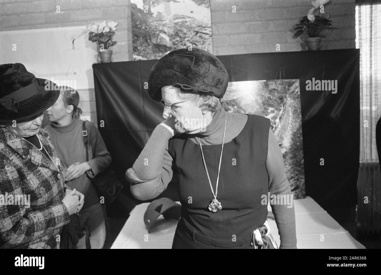 Königin Juliana betrachtet den Ort, an dem ein römisches Schiff ausgegraben wird Königin Juliana betrachtet ein römisches Armband, das um ihren Arm befestigt ist Datum: 24. Januar 1974 Ort: Südholland, Zwammerdam Schlüsselwörter: Archäologie, Armbänder, Königinnen, Ausgrabungen persönlicher Name: Juliana, Königin Stockfoto