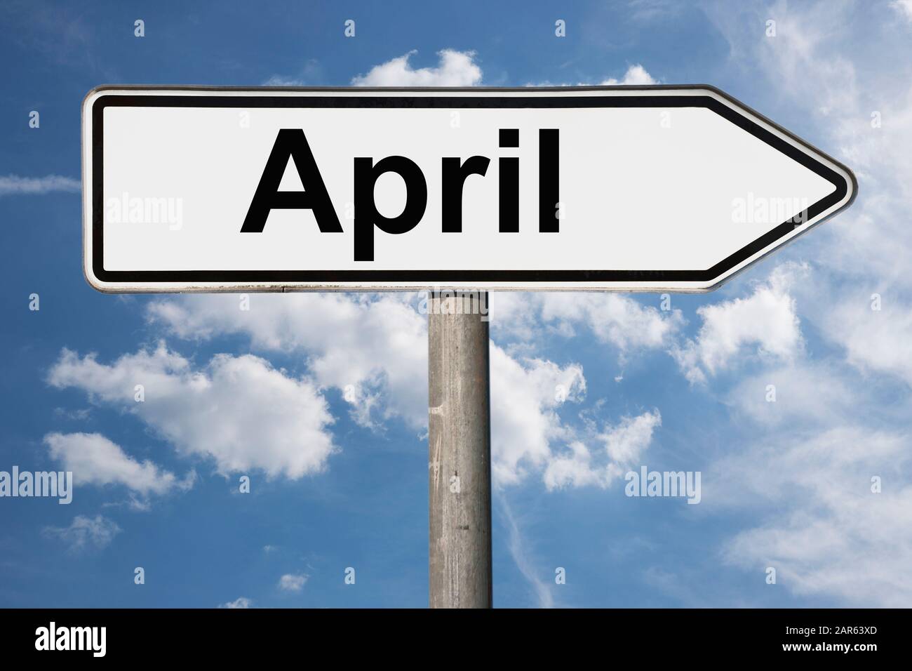 Detailfoto eines Wegweisers mit der Aufschrift April Stockfoto