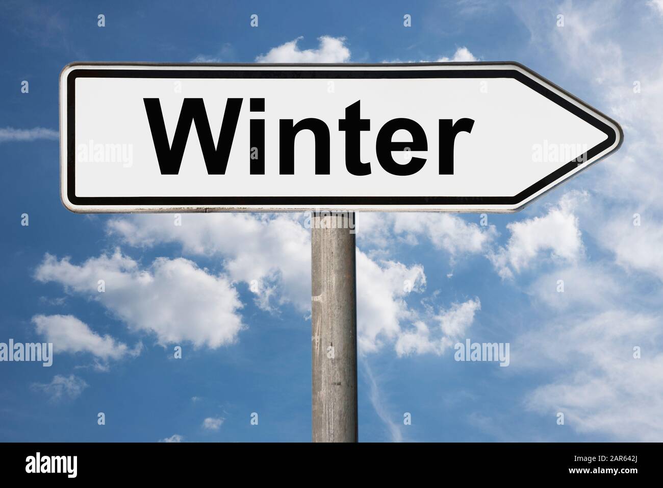 Detailfoto eines Wegweisers mit der Aufschrift Winter Stockfoto