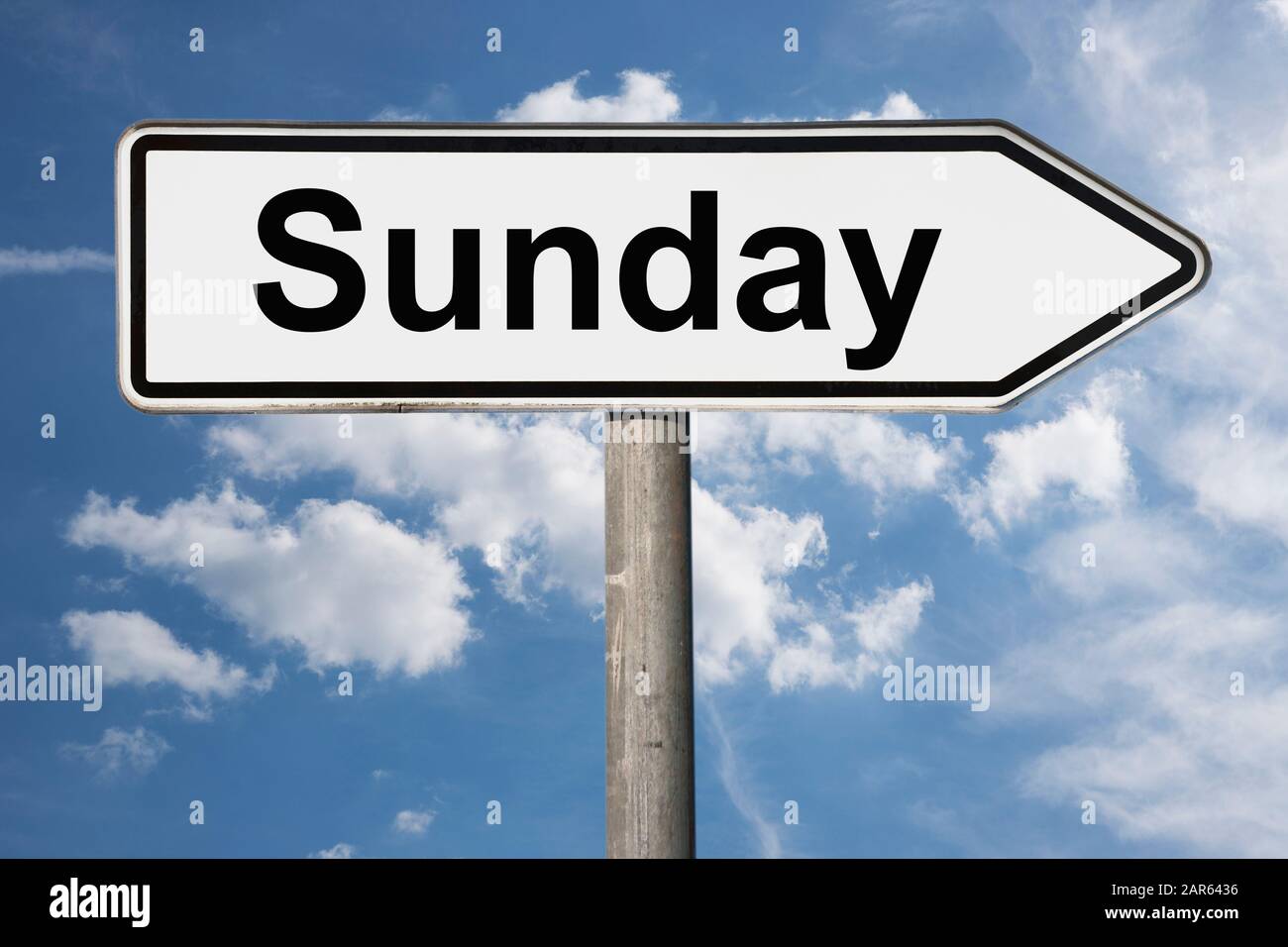 Detailfoto eines Wegweisers mit der Aufschrift Sonntag Stockfoto