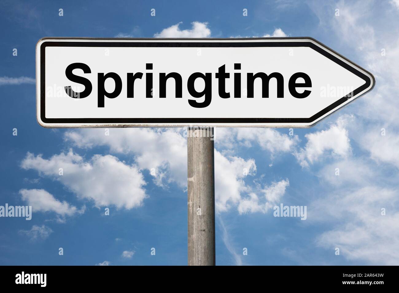 Detailfoto eines Wegweisers mit der Aufschrift Springtime Stockfoto