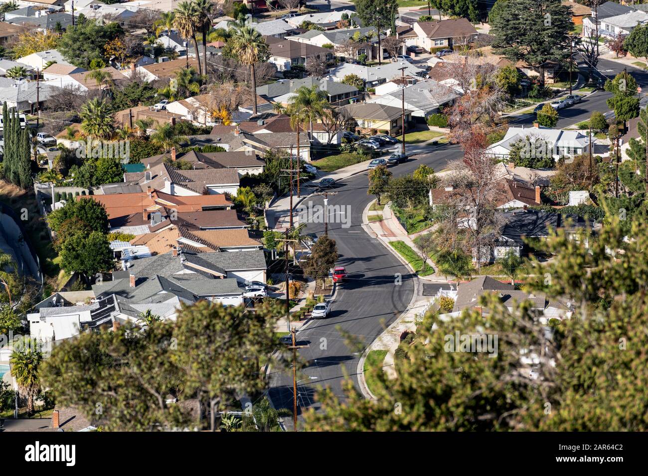 Blick auf die Berge und kurvenreiche Vorortstraßen im Nordosten des San Fernando Valley in Los Angeles, Kalifornien. Stockfoto