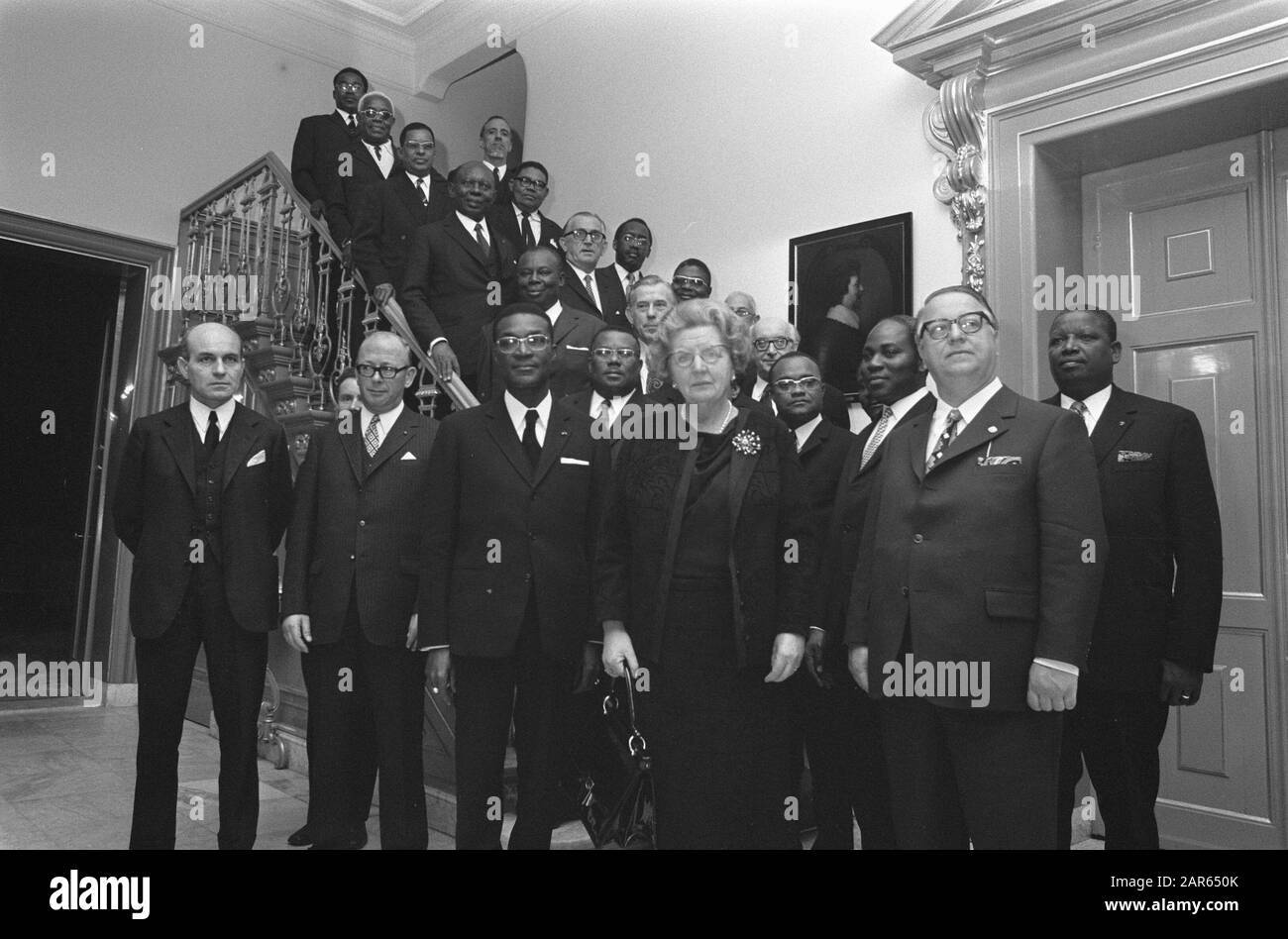 Kongressteilnehmer über die Vereinigung EWG mit afrikanischen Ländern werden Königin Juliana mit Teilnehmern Datum: 11. Januar 1972 Ort: Den Haag, Zuid-Holland Schlüsselwörter: Kongresse, Königinnen persönlicher Name: Juliana, Queen Institution Name: EEG Stockfoto