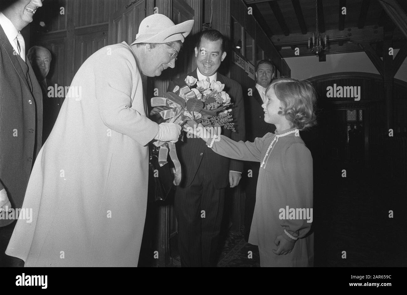 Königin Juliana eröffnet die Konferenz der Parlamentarischen Union im Rittersaal Königin Juliana erhält Blumen Datum: 1. Oktober 1970 Ort: Den Haag, Zuid-Holland Schlüsselwörter: Konferenzen, Königinnen, Eröffnungen persönlicher Name: Juliana, Name der Queen Institution: Ridderzaal Stockfoto