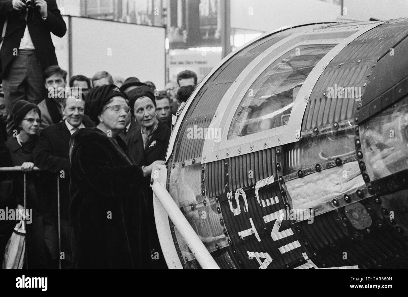 Königin Juliana und Prinz Bernhard besuchen die Ausstellung: Amerika bringt Ihnen das gute der Erde, im Amsterdamer Rai-Gebäude zeigte Königin Juliana Interesse an einer amerikanischen Raumkapsel Datum: 12. November 1963 Ort: Amsterdam, Noord-Holland Schlüsselwörter: Queens, Raumschiff, Ausstellungen persönlicher Name: Juliana (Königin Niederlande) Stockfoto