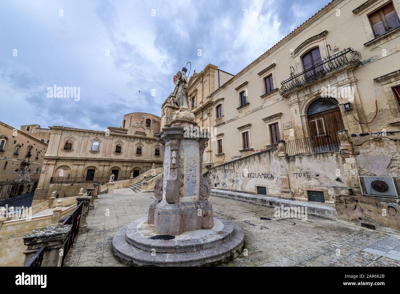 Kirche des Heiligen Franziskus von Assisi (Unbefleckte Empfängnis) und Kloster des Heiligsten Erlösers (Monastero del San Salvatore) links in Noto, Sizilien, Italien Stockfoto