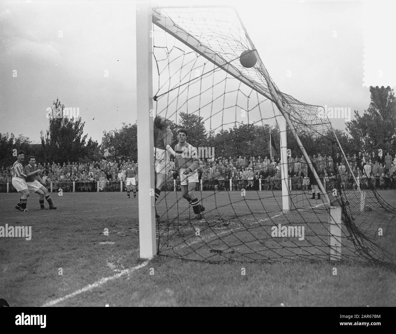 DWS versus Heerenveen, Gamemoment Goal Date: 12. September 1954 Ort: Friesland, Heerenveen Keywords: Goalpoints Fußball, Sport Stockfoto