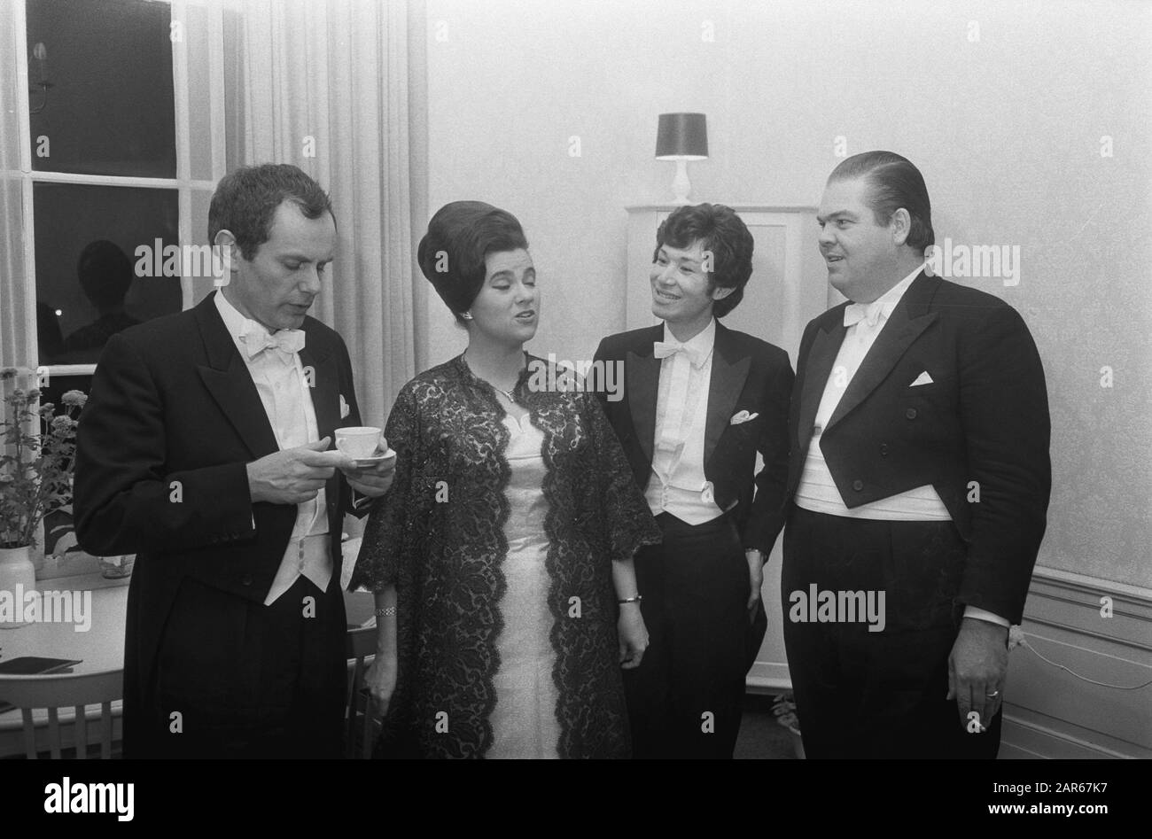 Königliche Gäste bei der Aufführung Messiah of Trade in der Westerkerk in der Pause The Solisten Date: 19. Dezember 1968 Schlüsselwörter: Gäste, Solisten, Auftritte Stockfoto