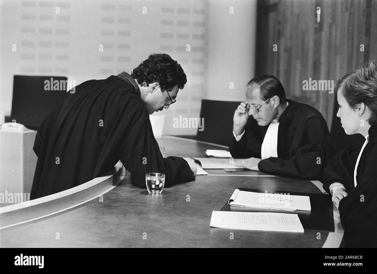 Imale Klage vor Dem Haager Gerichtshof der FNV gegen ein Rundschreiben von Minister De Koning über die korrekte Erklärung des Kündigungsgesetzes bei Firmenübernahmen. Rechtsanwalt mr. S. de Late van de FNV im Gespräch mit dem präsidenten des Gerichts mr. M.R.Wijnholt Datum: 4. august 1983 Ort: Den Haag, Zuid-Holland Schlüsselwörter: Rechtsanwälte, Arbeitsbedingungen, Prozesse, Richter, Gewerkschaften Personenname: Lat, S.de, Wijnholt, M.R. Institutsname: FNV Stockfoto