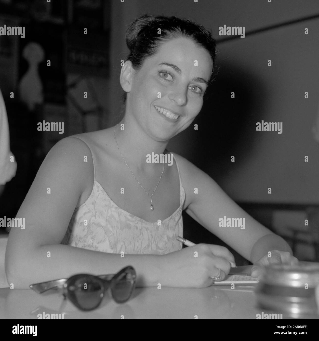 Portret van de actrice Dina Doron van het toneelgezelschap Habima in de kantine tijdens een repetitie.; ' Stockfoto