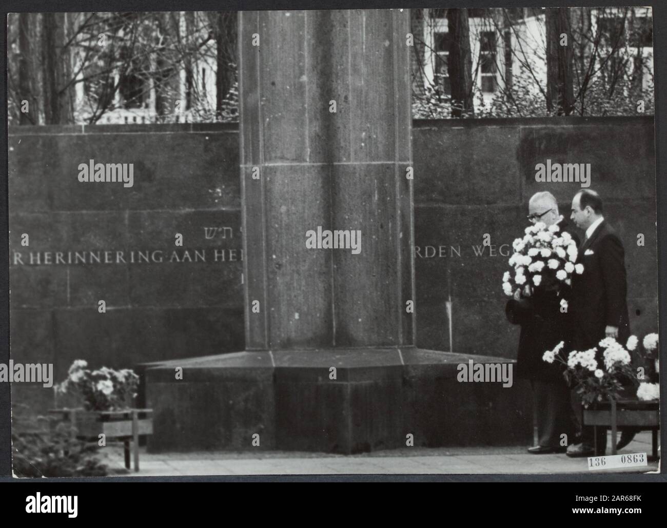 Kranslegging von Bundespräsident Heinemann am niederländischen Theater Datum: 24. November 1969 Ort: Amsterdam, Noord-Holland Schlüsselwörter: Kränze, Präsidenten, Staatsbesuche persönlicher Name: Heidemann, Gustav, Niederländisch Schouwburg Stockfoto