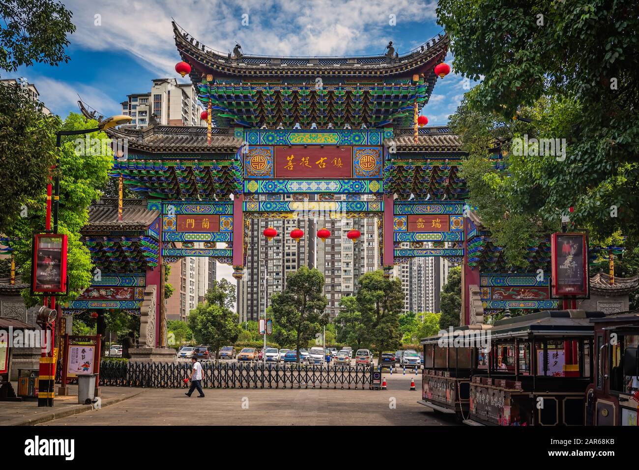 Chongqing, China - August 2019: Traditionelle Tore zur Altstadt am Stadtrand von Chongqing Stockfoto