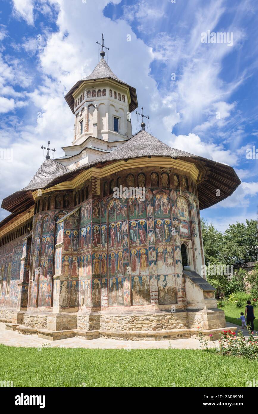 Außenansicht des Moldowita-Klosters - Rumänisch-orthodoxe Kloster in der Gemeinde Vatra Moldovitei, Kreis Suceava, Rumänien Stockfoto